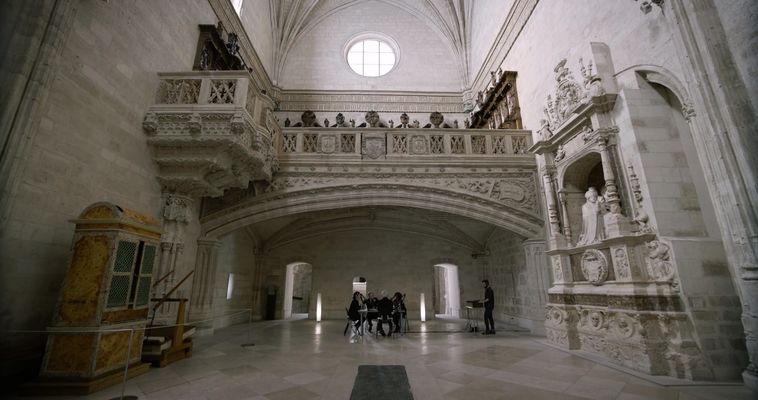 Fotograma del filme en la capilla del Colegio de San Gregorio, sede del Museo Nacional de Escultura.