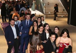 Decenas de alumnos esperan en la entrada al salón de actos del campus María Zambrano para asistir a la gala Publicatessen.