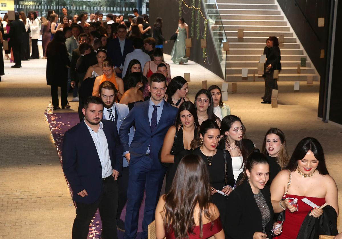 Decenas de alumnos esperan en la entrada al salón de actos del campus María Zambrano para asistir a la gala Publicatessen.