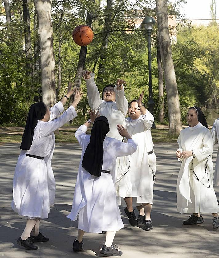Imagen secundaria 2 - Las hermanas del juniorado internacional de las Religiosas Misioneras de Santo Domingo.