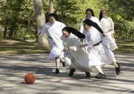 Varias hermanas persiguen un balón en el parque Ribera de Castilla.
