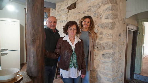 Jacinto Maté y Mª Ángeles Real, propietarios de la vivienda, con la arquitecta Mercedes González.