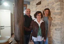 Jacinto Maté y Mª Ángeles Real, propietarios de la vivienda, con la arquitecta Mercedes González.