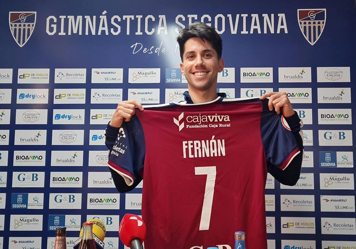 Fernán Ferreiroa muestra con orgullo la camiseta de la Gimnástica Segoviana en su presentación.