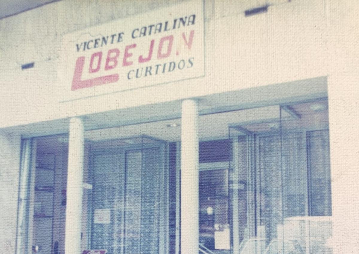 Imagen secundaria 1 - Anuncio del comercio familiar -entonces viuda de E. Lobejón-. Abajo, fachada del comercio de Vicente Catalina Lobejón, en la calle Cervantes. Y Eutiquiano Lobejón Sánchez, hijo de Benito.