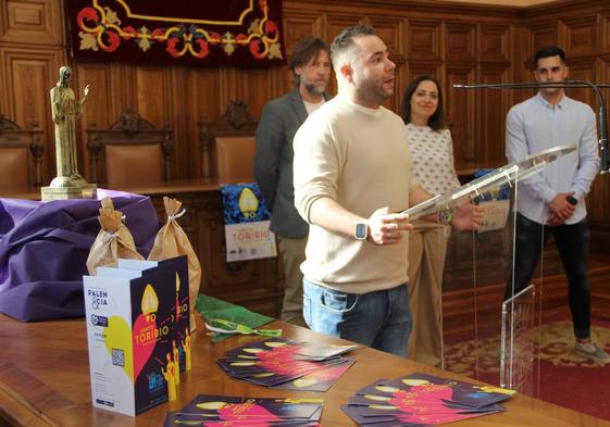 Presentación de las fiestas del barrio del Cristo en el Ayuntamiento, con el presidente de la asociación de vecinos, Pedro Arenillas.