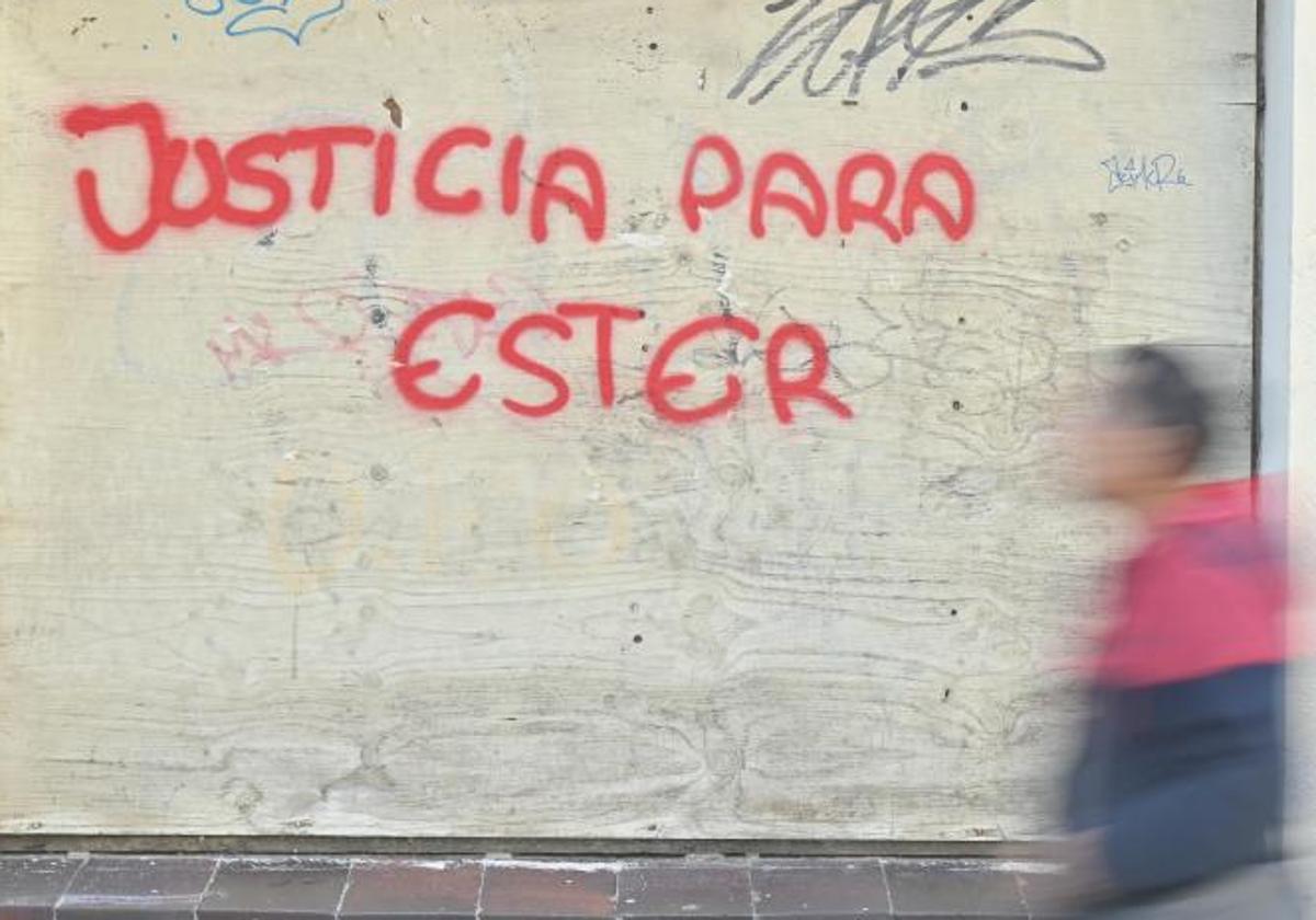 Pintada en recuerdo de Esther López en la calle Arca Real.