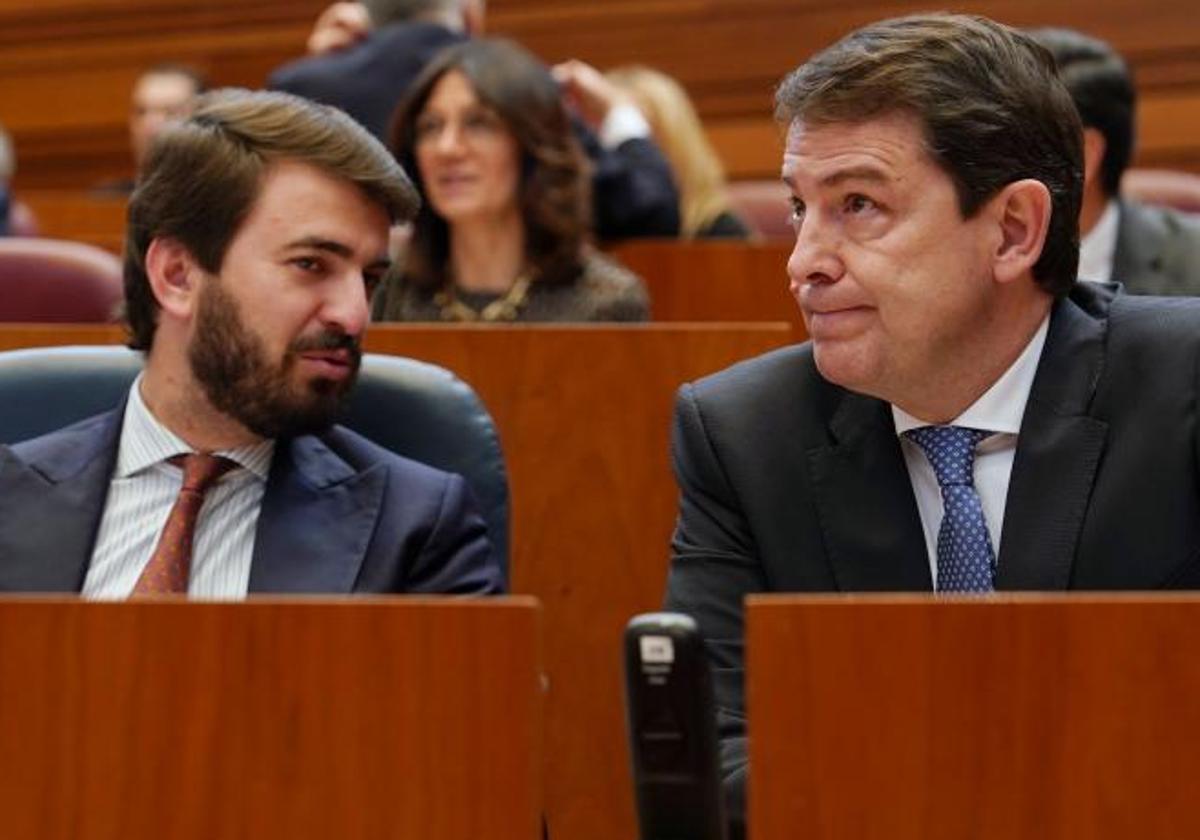 Juan García-Gallardo y Alfonso Fernández Mañueco durante una sesión en las Cortes.