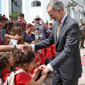 Una niña pellizca al rey Felipe VI durante un acto en Las Palmas