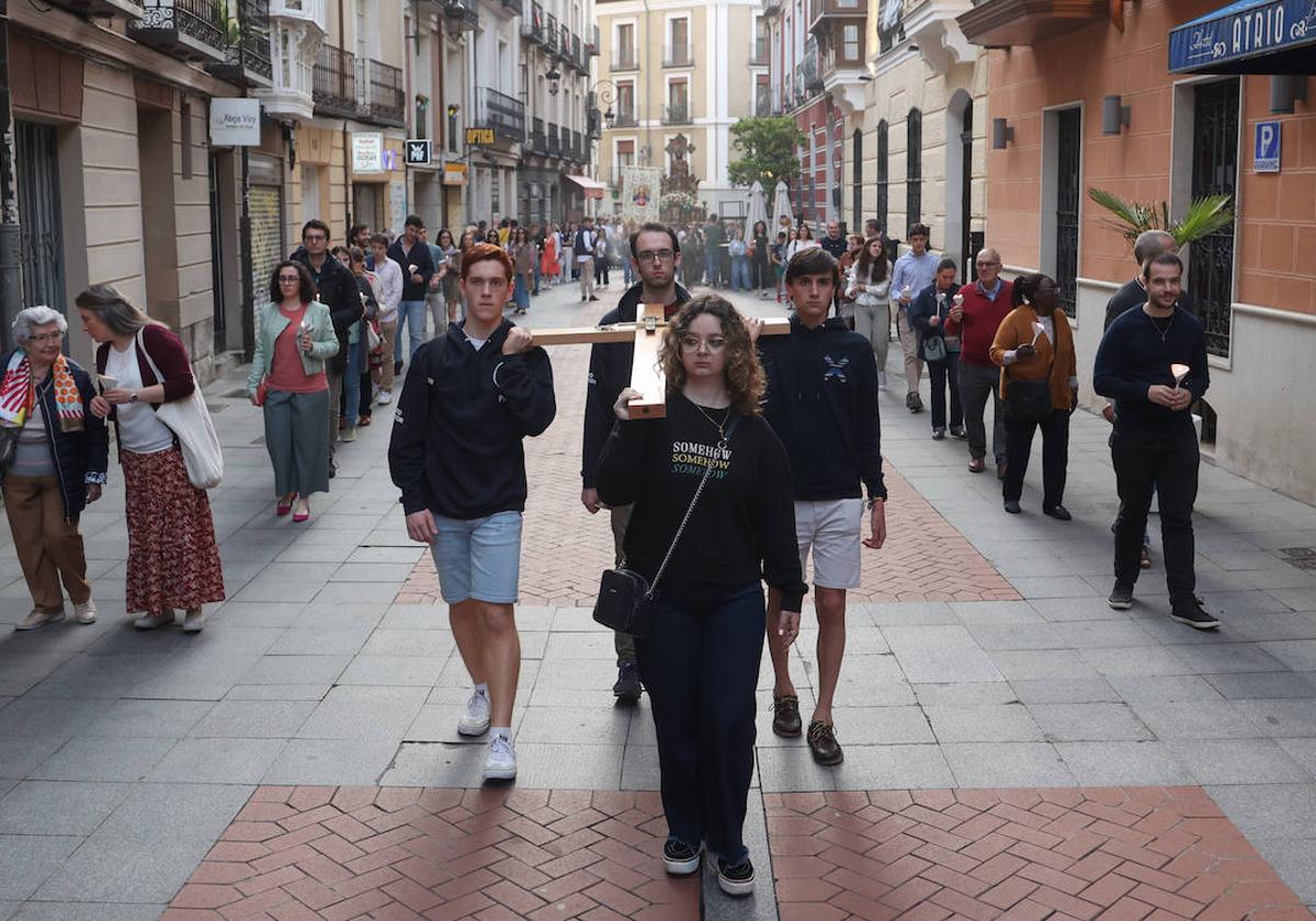 La procesión, en el entorno de la Catedral.