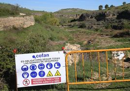 Una valla de obra colocada en el entorno en el que se construirá el colector.