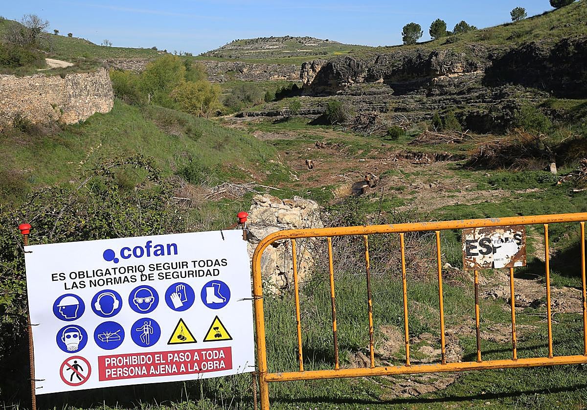 Una valla de obra colocada en el entorno en el que se construirá el colector.