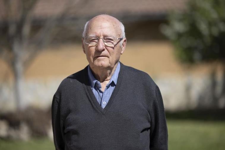 Antonio Maestro posa en su casa en Olivares de Duero.