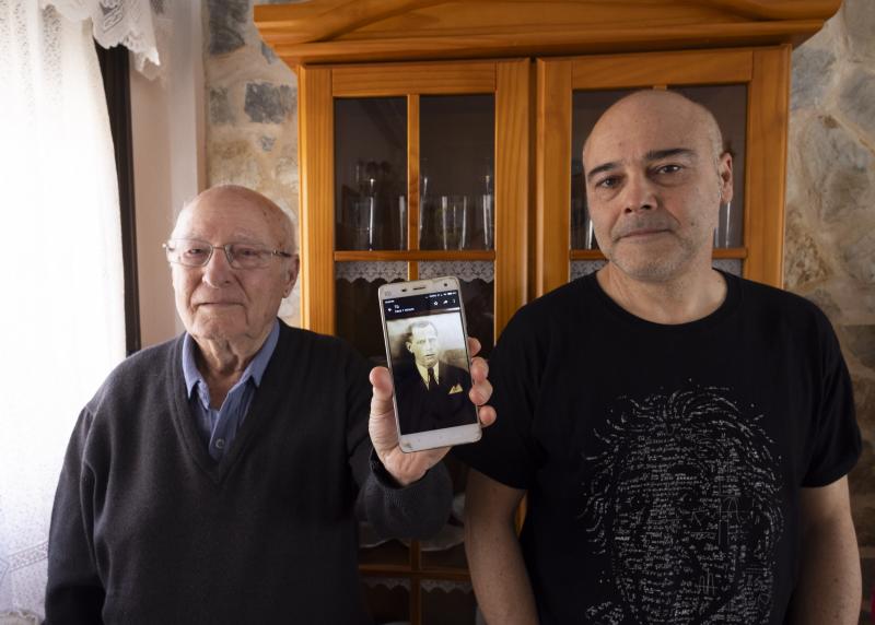 Antonio y su hijo Michel posan junto al retrato de Casimiro Maestro.