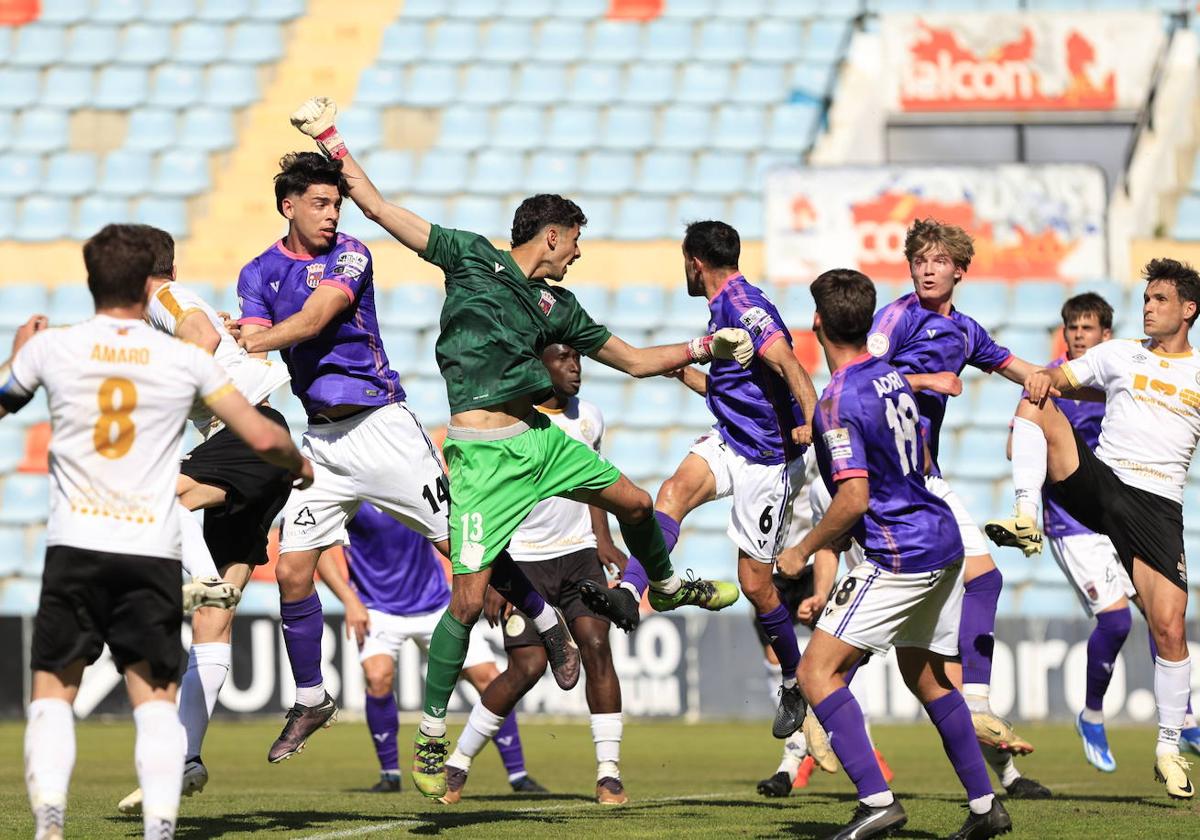 Una jugada en el área del Palencia CF, este domingo ante el Salamanca UDS.