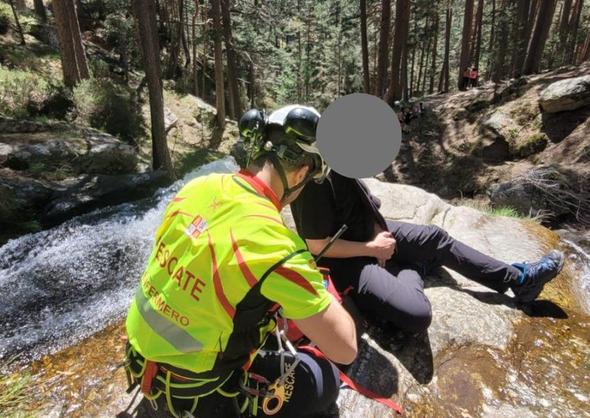 Imagen secundaria 1 - Varios momentos del rescate en la cascada de la Chorranca, en el Real Sitio de San Ildefonso. 