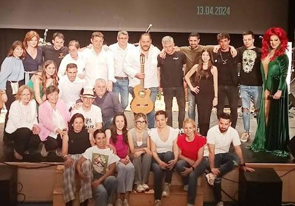 Foto de familia de los participantes y la orgnización de la gala.