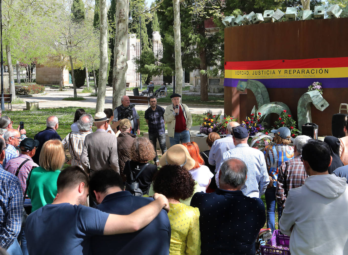 Palencia rememora la II República en torno al Monumento de la Carcavilla