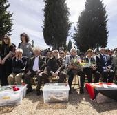 Flores y altas dosis de Memoria Histórica durante el homenaje a los represaliados