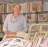 José Antonio Valladares exhibe en su caseta libros de colección.