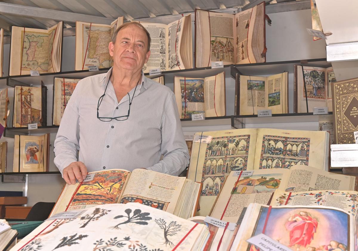 José Antonio Valladares exhibe en su caseta libros de colección.