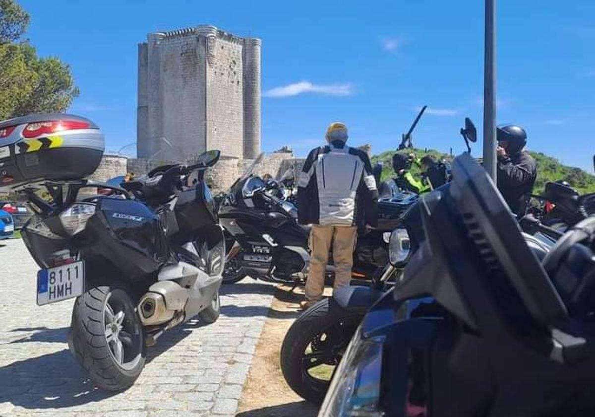 Participantes en la marcha motera, junto al castillo de Íscar.