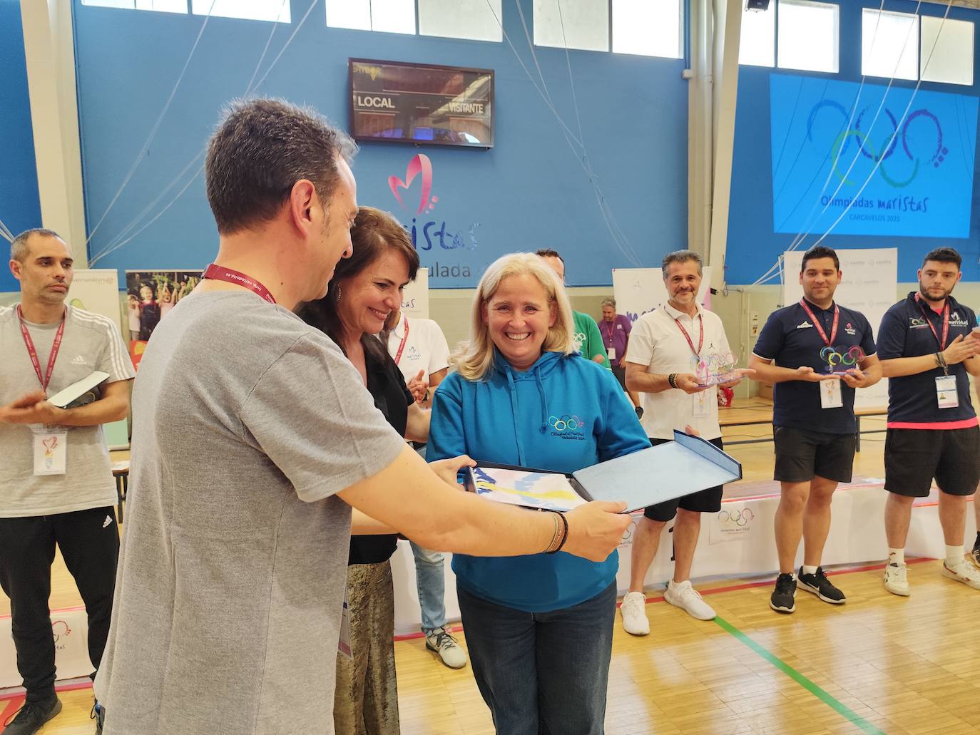 Carla Freitas, directora del Externato Marista de Lisboa, recibe el testigo de las Olimpiadas de manos de los directores de los colegios vallisoletanos