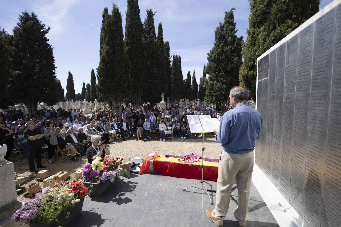 Un momento del acto de recuerdo celebrado en el cementerio de El Carmen.