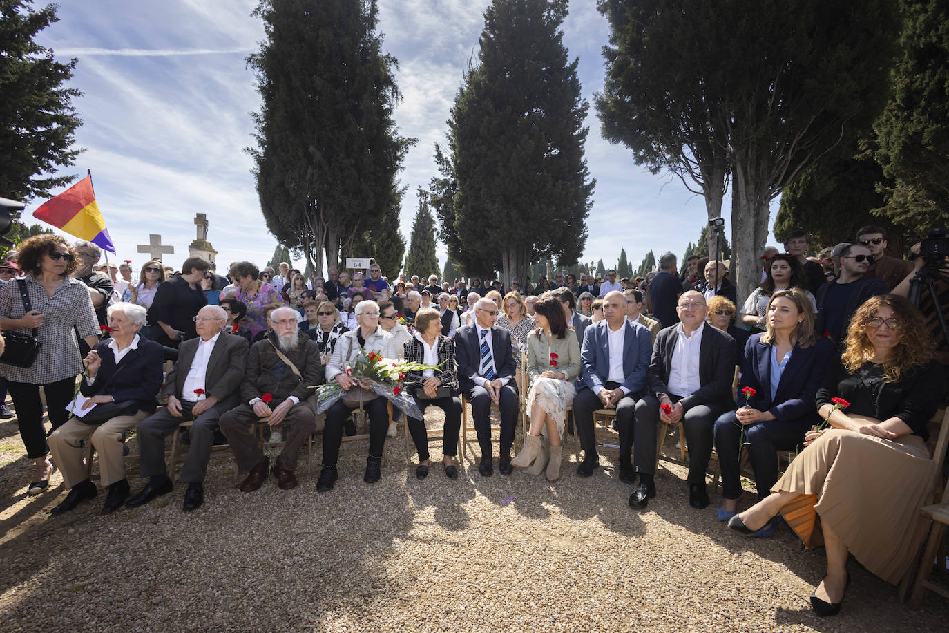 Famliares y autoridades. Junto a la ministra, el subdelegado del Gobierno, el alcalde de Valladolid y la directora general de Relaciones Institucionales de la Junta.