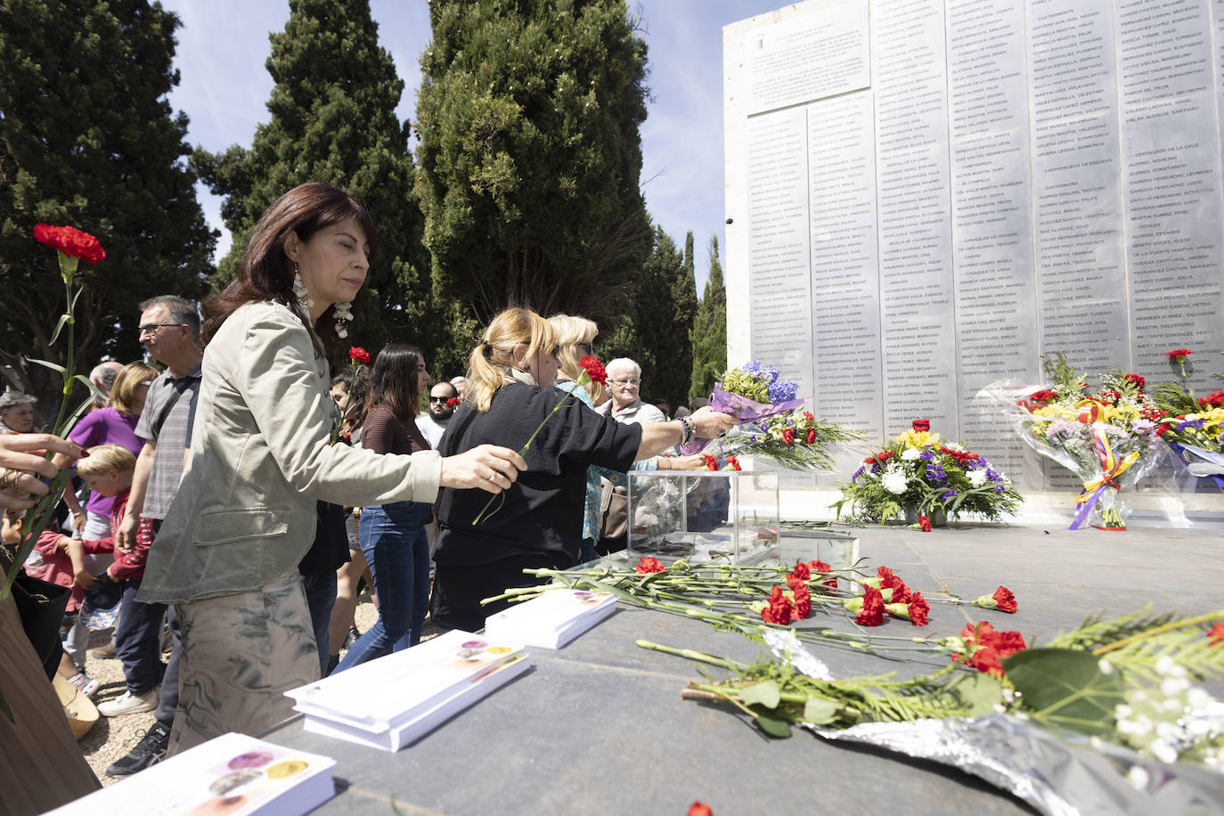 La ministra Ana Redondo deja un clavel en memoria de las víctimas del Franquismo.