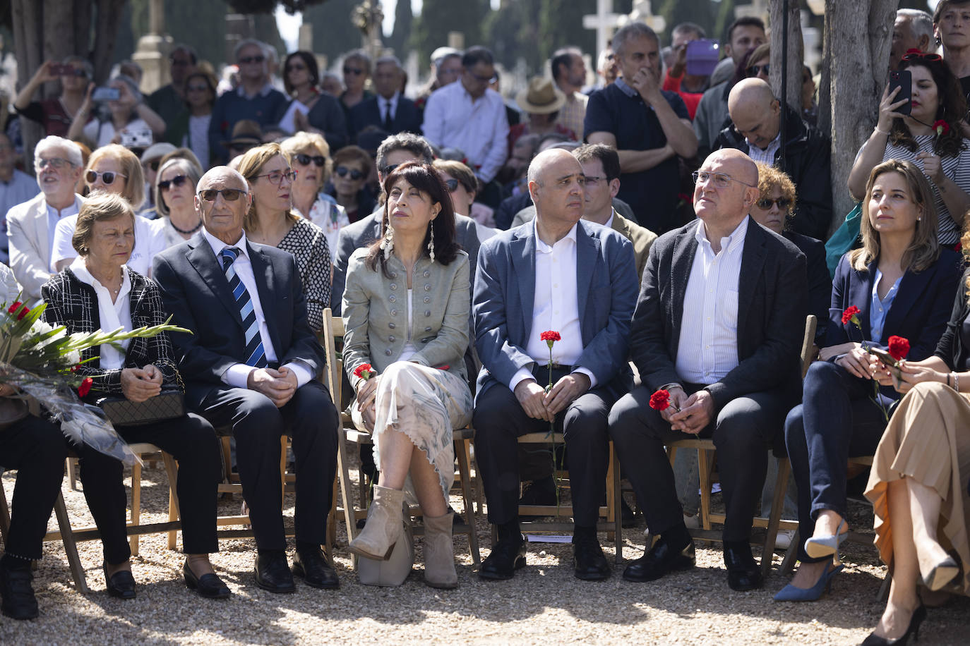 Ana Redondo, Jacinto Canales, Jesús Julio Carnero e Irene Muñoz siguen el acto junto a familiares de represaliados.