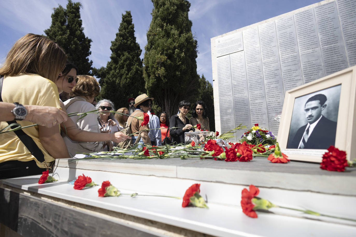 Flores para las víctimas del Franquismo en el acto en su memoria.