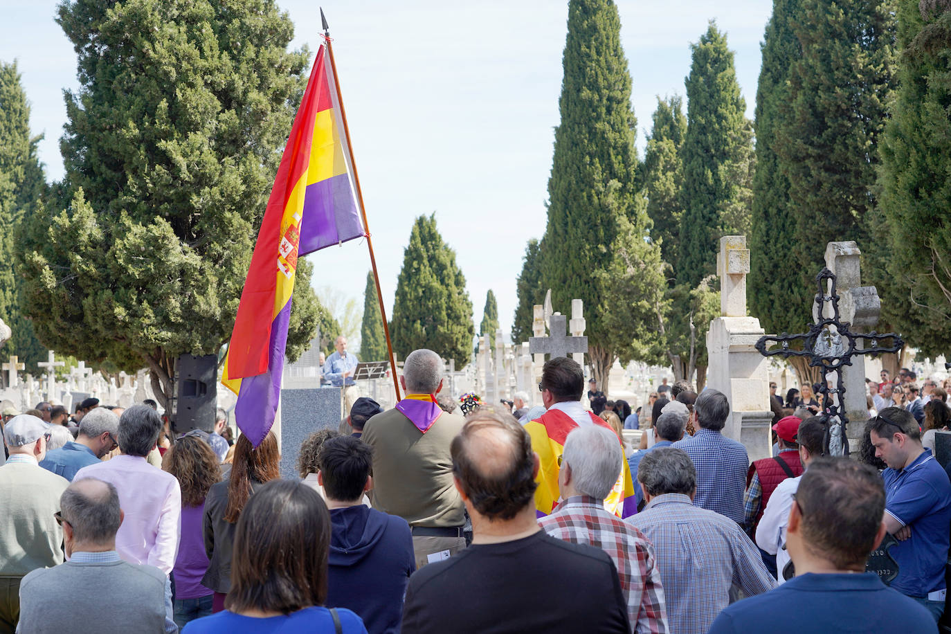 Público con la bandera oficial de la Segunda República.