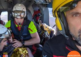 El equipo de emergencias traslada a la víctima en helicóptero.