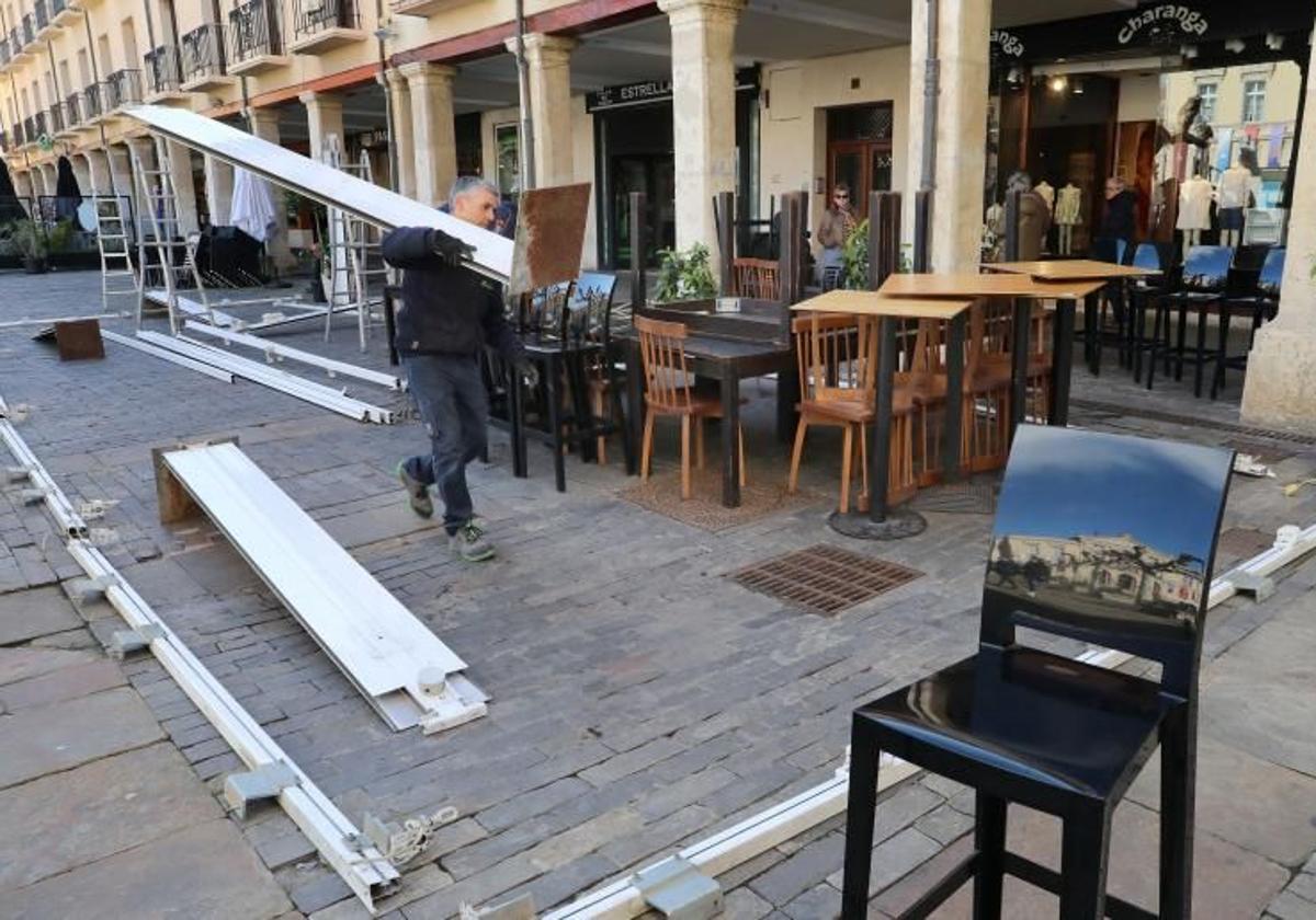 Montaje de una terraza en la Plaza Mayor.