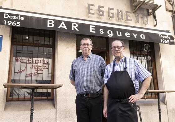 Carlos Barros y Álvaro Gutiérrez, en la entrada del bar Esgueva.
