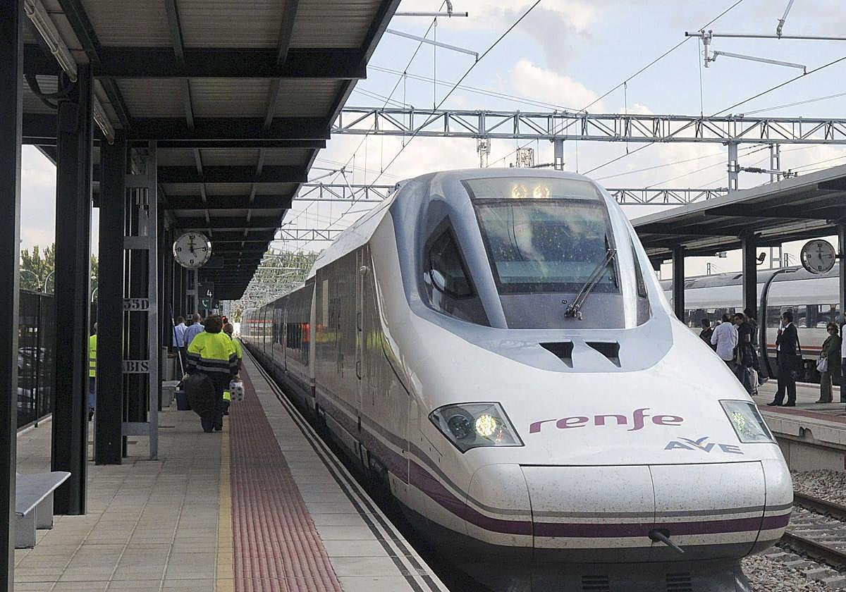Imagen de archivo de un AVE en la estación de León.