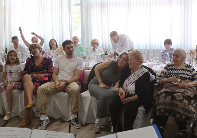 La familia de Benita, este domingo durante la celebración.