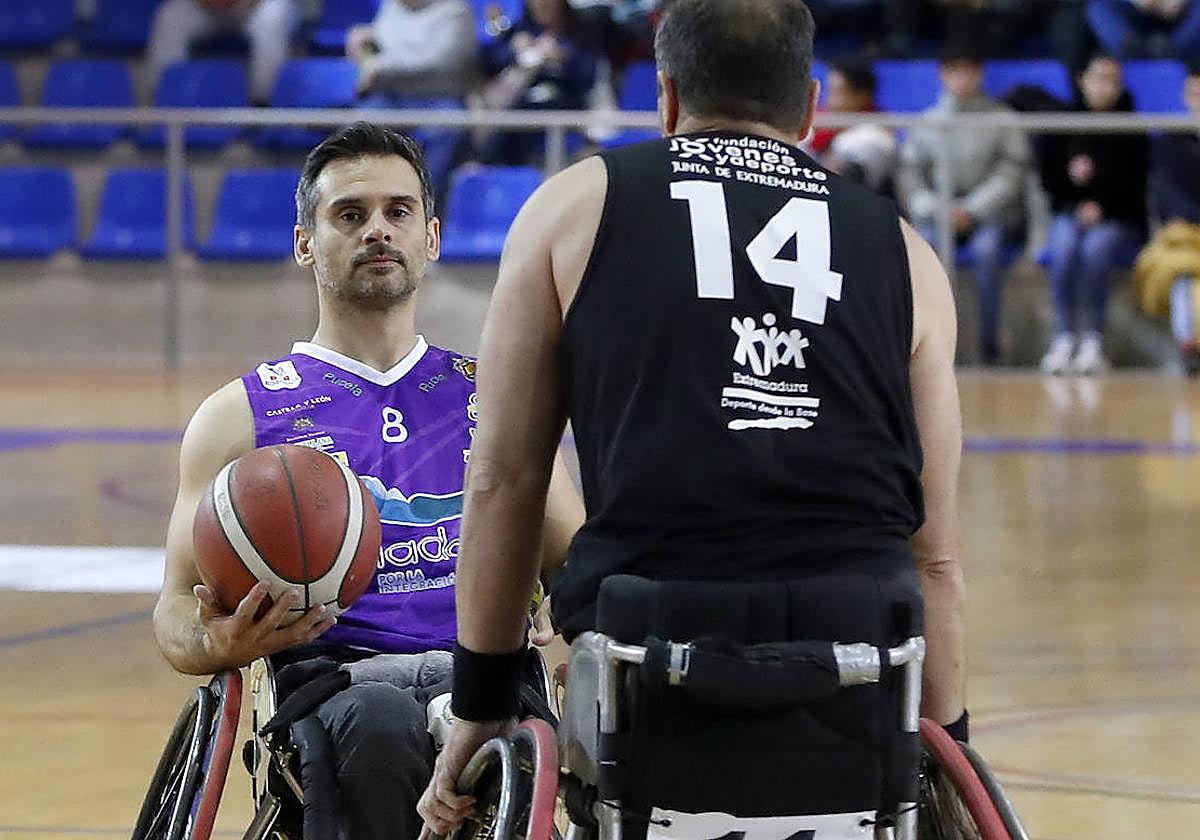 Jonathan Soria con el balón en una mano contra el Mideba Extremadura.