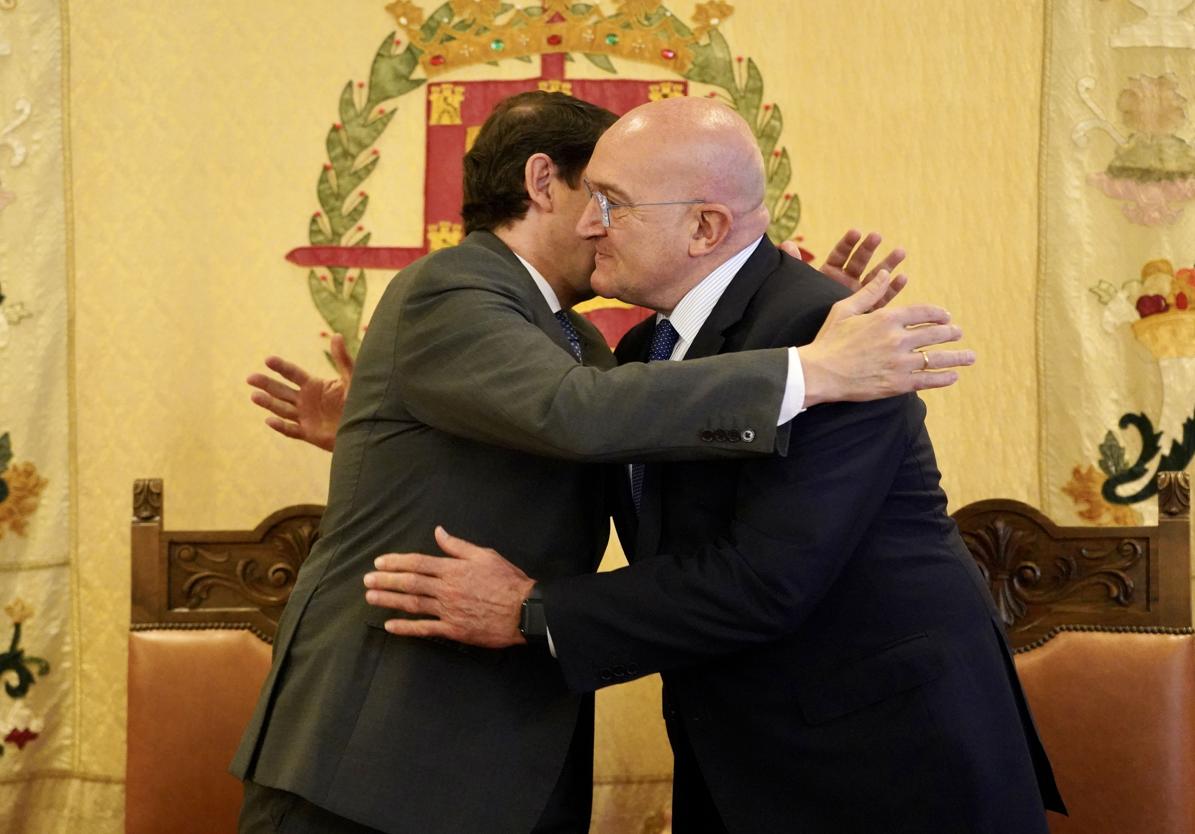 El presidente de la Junta, Alfonso Fernández Mañueco (izquierda), se abraza este lunes con el alcalde de Valladolid, Jesús Julio Carnero.