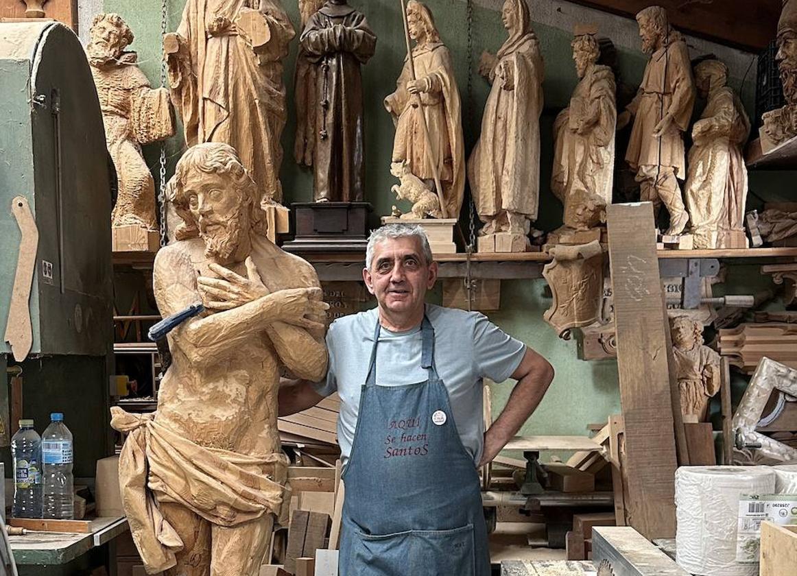 Miguel Ángel Tapia con una de las tallas que esculpe en su taller de Viana de Cega.