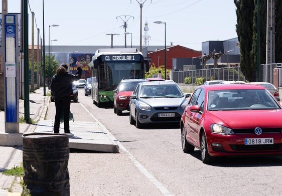 Un usuario de Auvasa solicita con la mano en alto la parada del autobús de la línea C1 en la calle Vázquez de Menchaca.