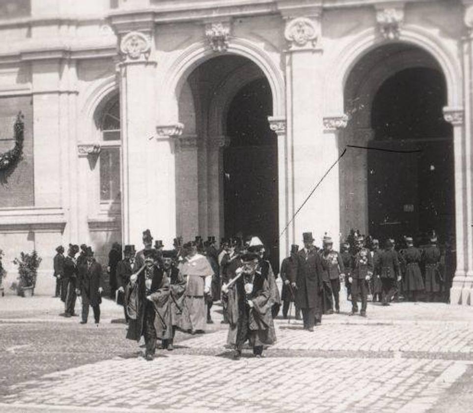 Maceros en la inauguración del edificio del Ayuntamiento de Valladolid en 1908.