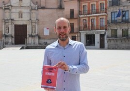José Manuel Barrocal junto a su libro 'Código para renacer'