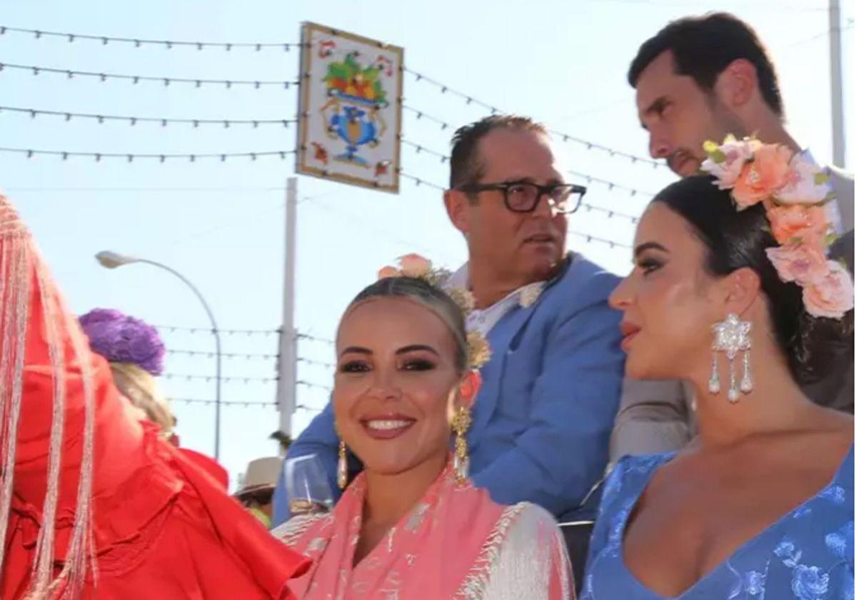 Alba Silva con Sergio Rico y unos amigos en la Feria de Abril.