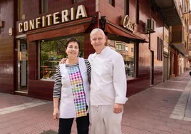 Chus y Javier posan frente a la fachada de su confitería en la calle Real de Burgos.