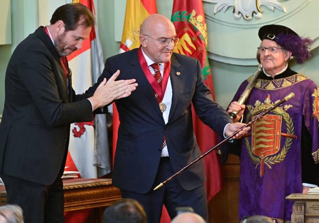 José Luis Ortega, junto a Óscar Puente y Jesús Julio Carnero, el 16 de junio de 2023.