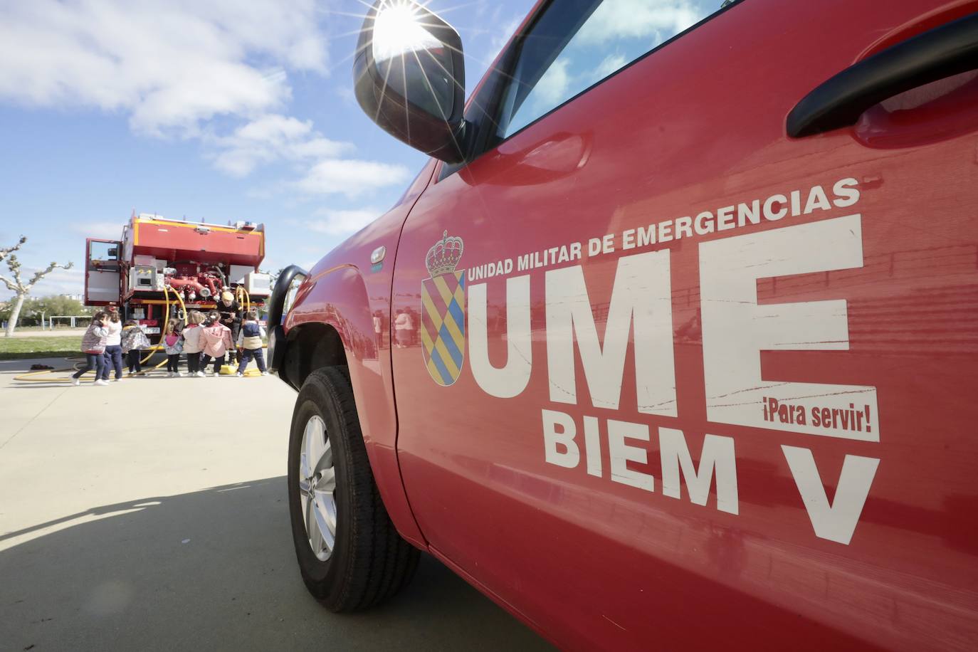 Un recorrido en imágenes de la visita de la UME en el colegio San Agustín