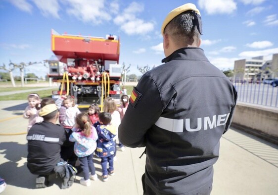 Militares de la UME realizan una demostración ante alumnos del colegio San Agustín de Valladolid.