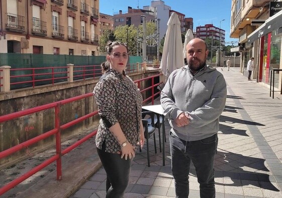 La hostelera Tania Arcos y el comerciante Rafael Valdueza posan en la zona que está previsto vallar en los próximos días.
